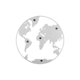 Tableau mémo carte du monde en rose clair, accroché au mur