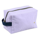 Trousse cube Iona Lilas vue de face, en coton biologique avec doublure imperméable