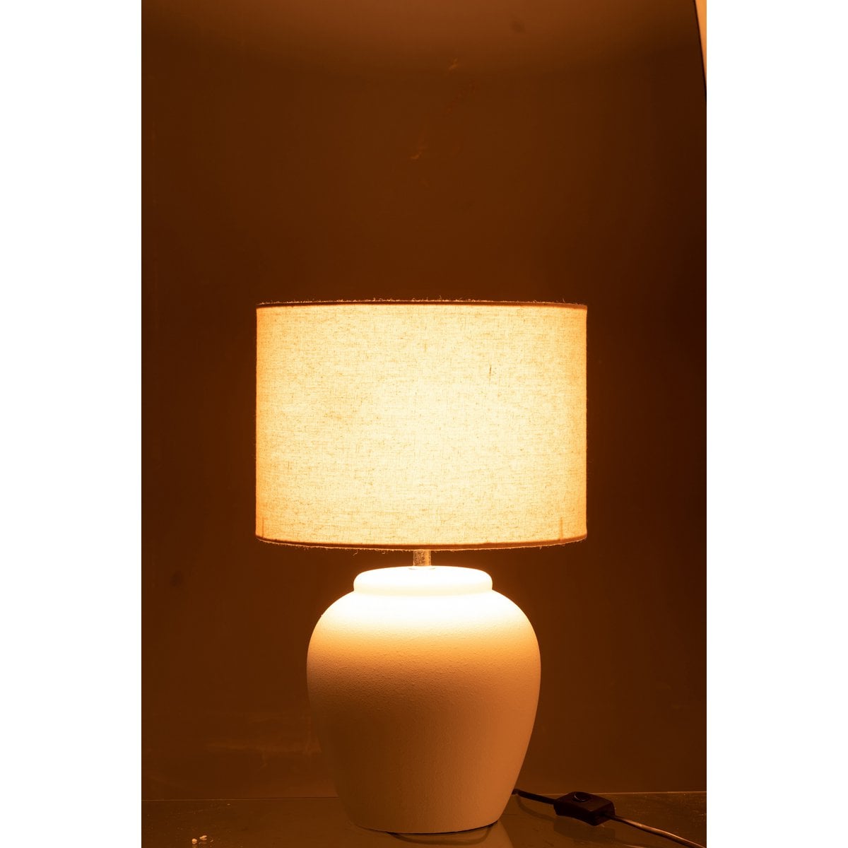 Détail de la texture en céramique de la lampe J-Line Meli + Hood