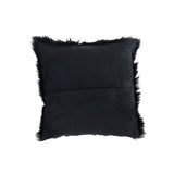 Détail de la texture du coussin J-Line en fausse fourrure