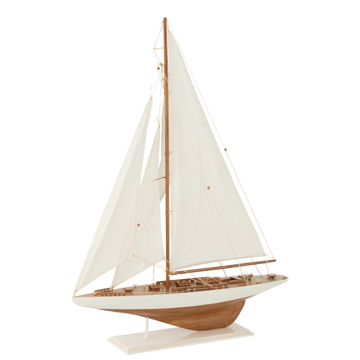Détail du voilier J-Line, finition en bois naturel, design contemporain