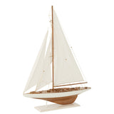 Détail du voilier J-Line, finition en bois naturel, design contemporain