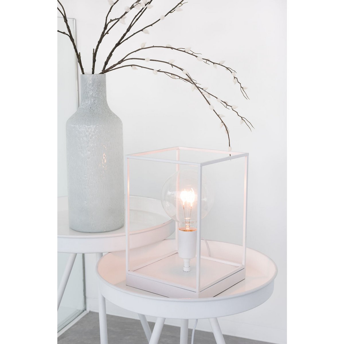 Lampe J-Line, mise en scène dans un salon