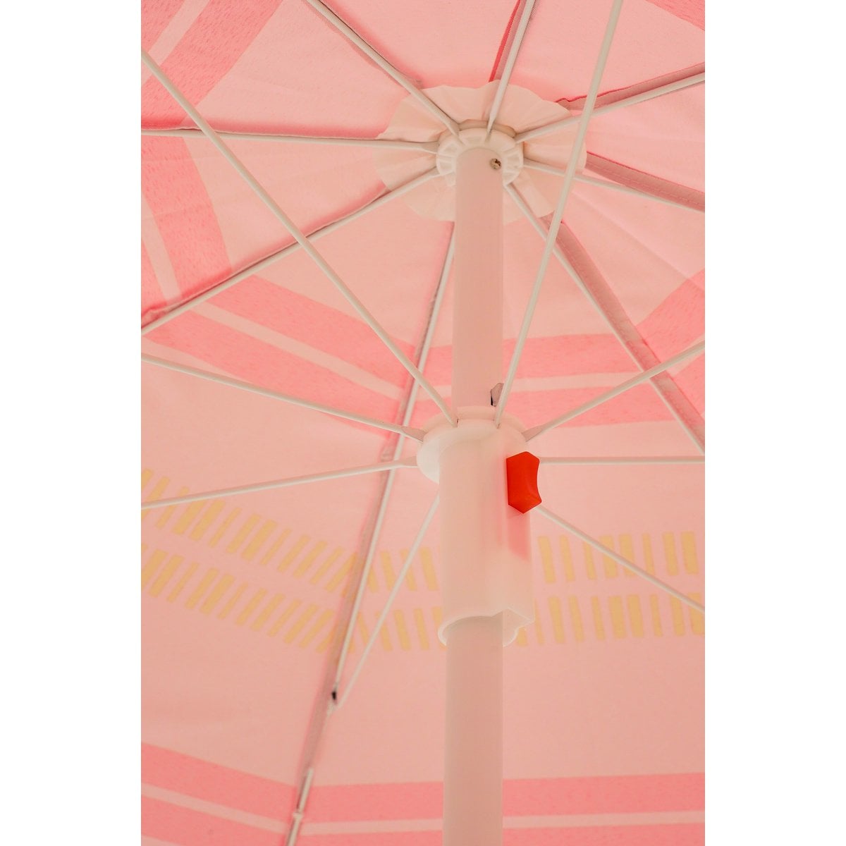 Détail du mât en acier du parasol rayé rose clair