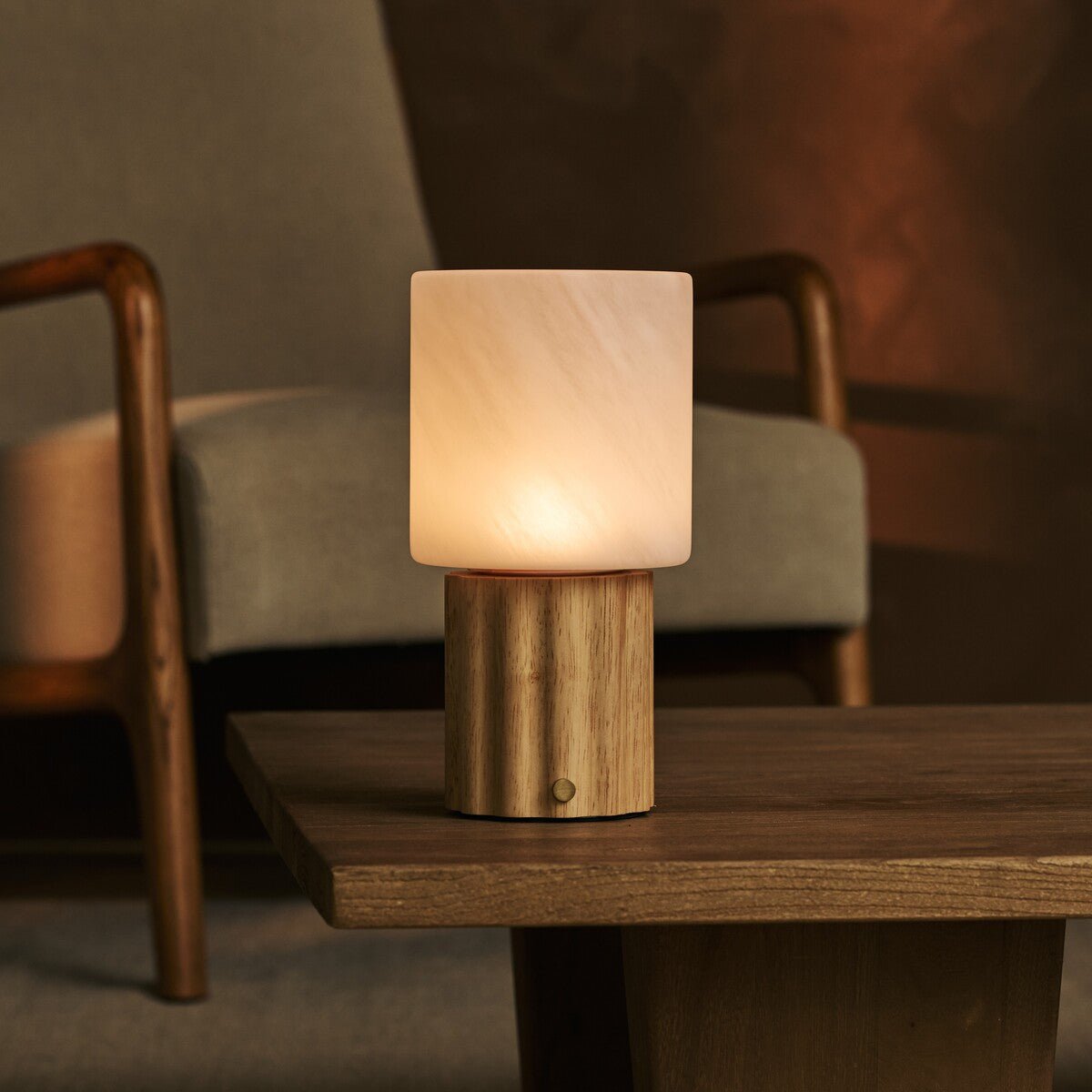 Lampe à poser rechargeable en bois marron clair