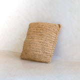 Coussin décoratif beige naturel sur un canapé