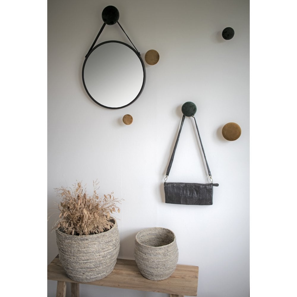 Zoom sur la finition du cuir artificiel du miroir Trapani