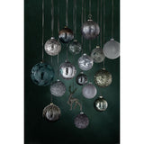 Détail des boules de Noël en verre gris, motif antique