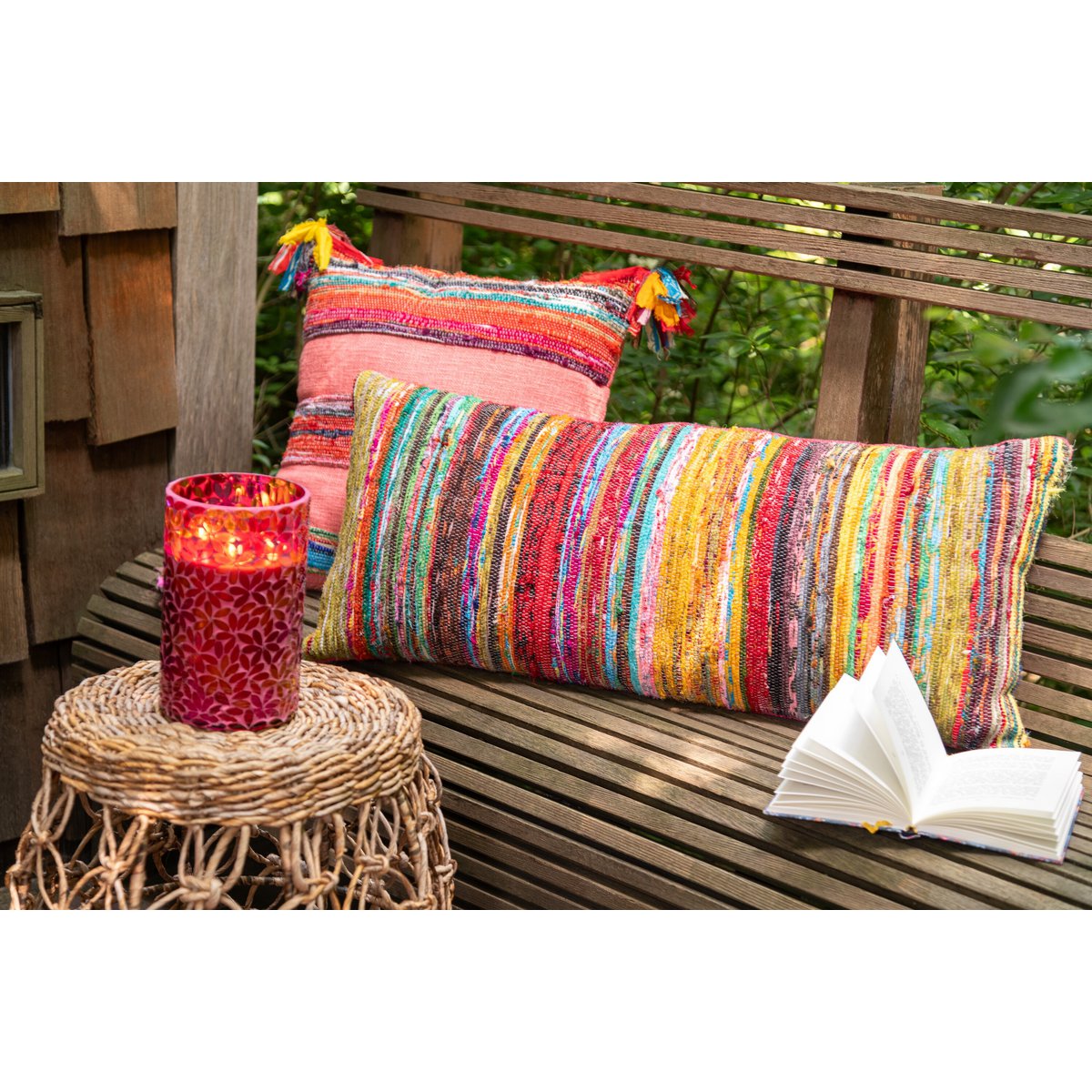 Détail du coussin Chindi Pompon rose sur un canapé élégant
