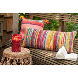 Détail du coussin Chindi Pompon rose sur un canapé élégant