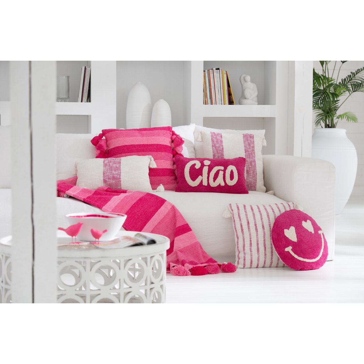 Coussin J-Line en coton rose dans un décor scandinave