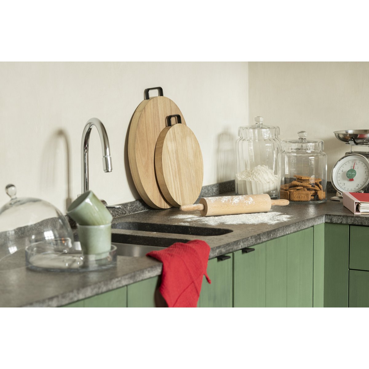 Planche à découper J-Line sur une table en bois - ambiance scandinave