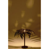 Lampe J-Line Leaf allumée dans un salon élégant.