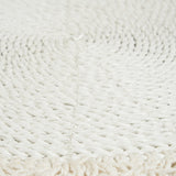 Napperon de mariage en macramé naturel sur une table élégante.