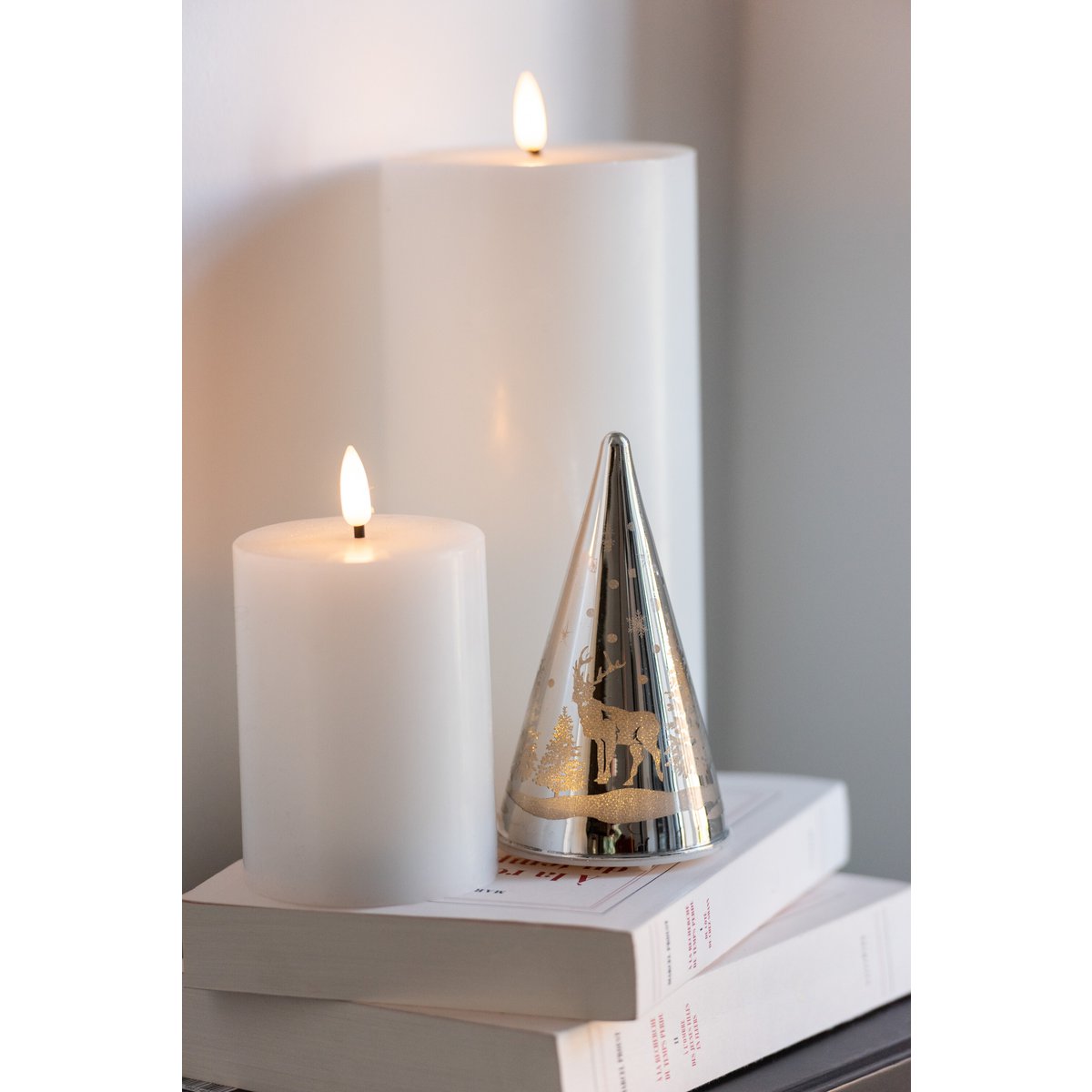 Détail de la bougie cylindrique J-Line, éclairage LED doux