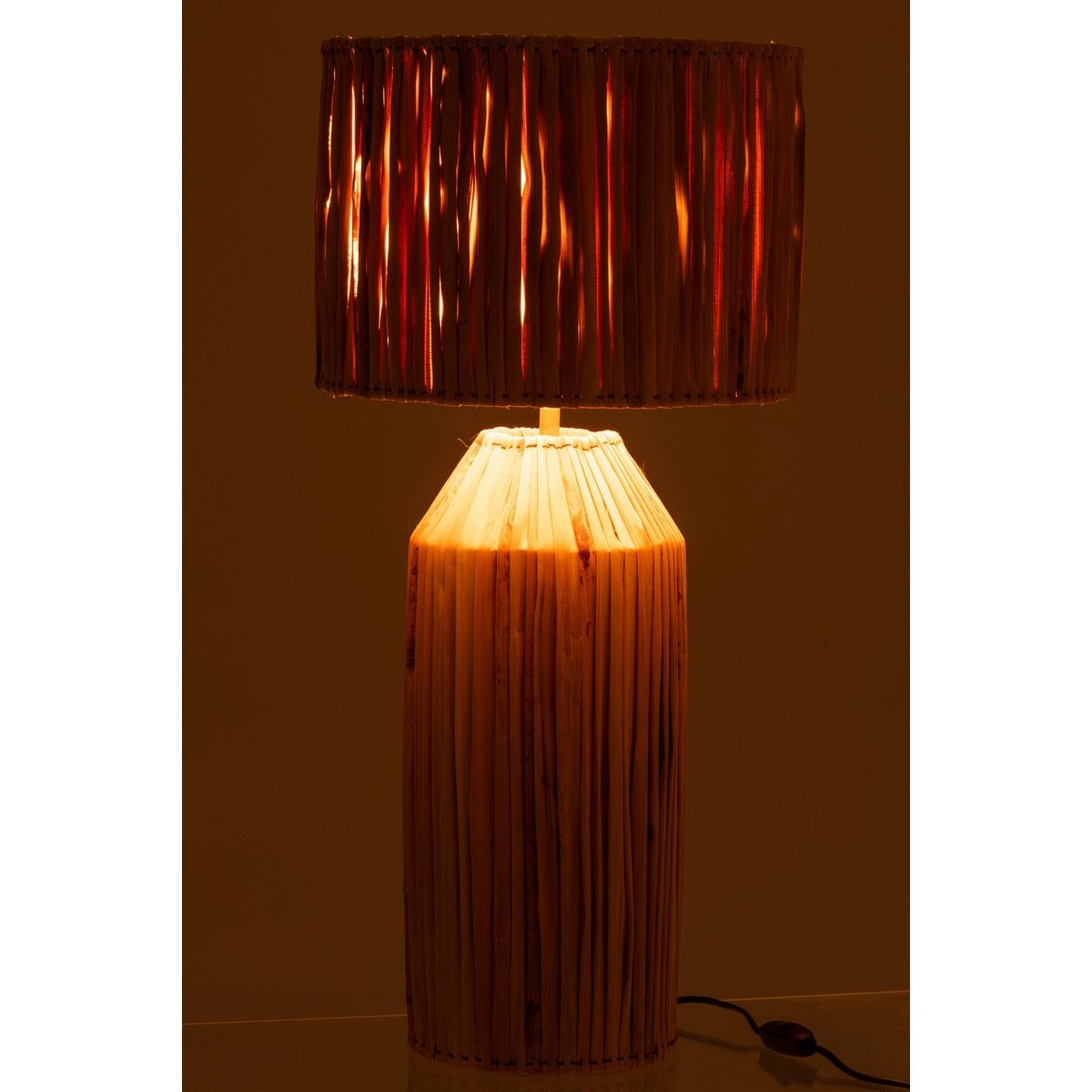 Vue de côté de la lampe J-Line Hanna en rotin et jute