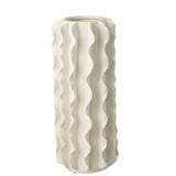 Détail du vase J-Line Heliix en céramique blanche, parfait pour des bouquets.