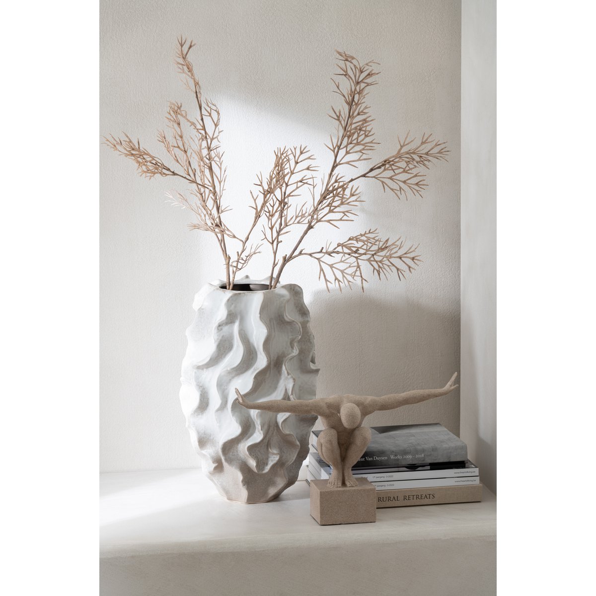 Vase Aave J-Line décoré avec des fleurs pour une ambiance chaleureuse