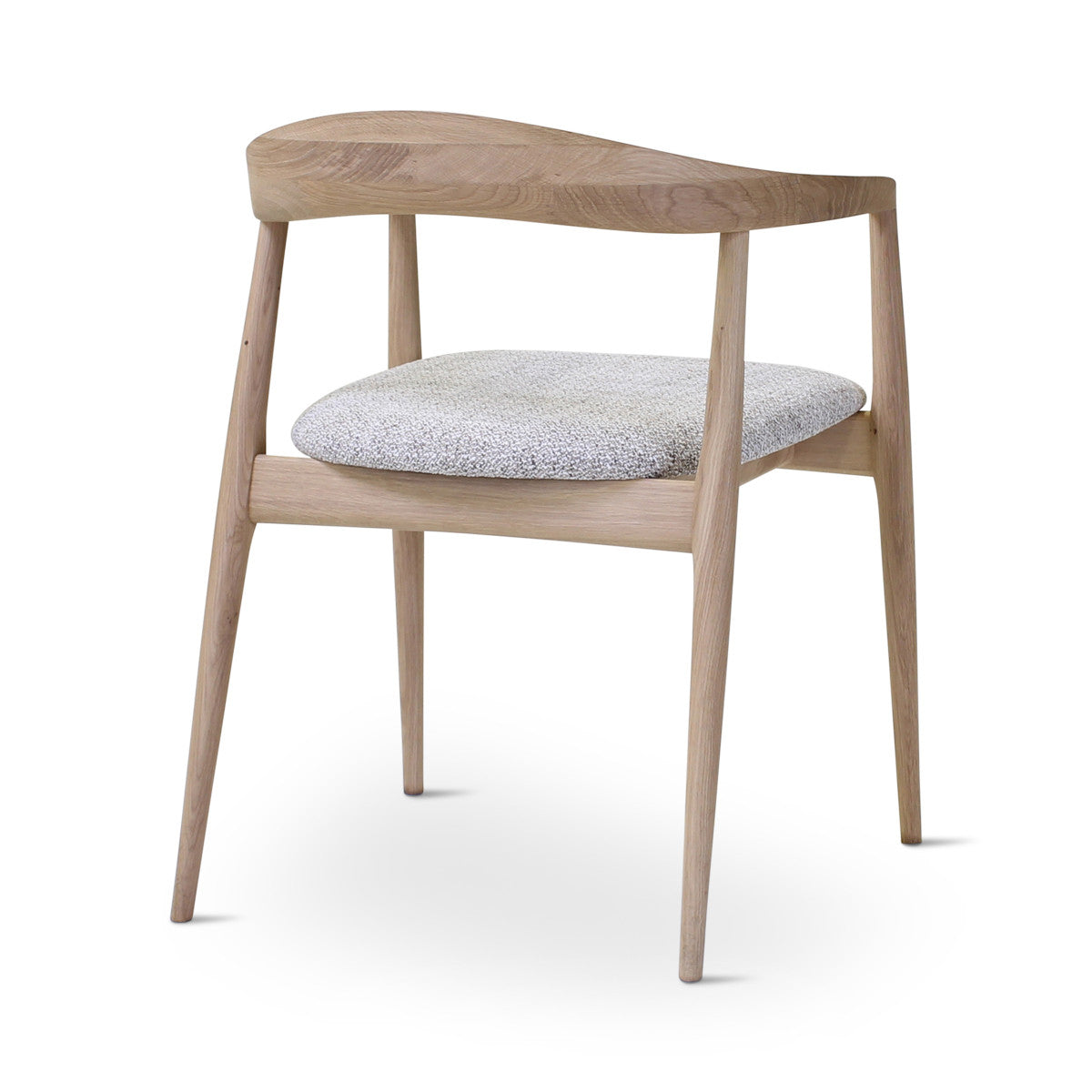Détail des accoudoirs en chêne de la chaise Pura