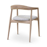 Détail des accoudoirs en chêne de la chaise Pura