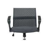 Détail des roues en nylon de la chaise de bureau grise