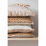 Coussin J-Line Square sur un canapé moderne - ambiance chaleureuse
