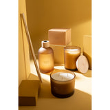 Bougie J-Line Santal Satiné, mise en scène dans un intérieur moderne.