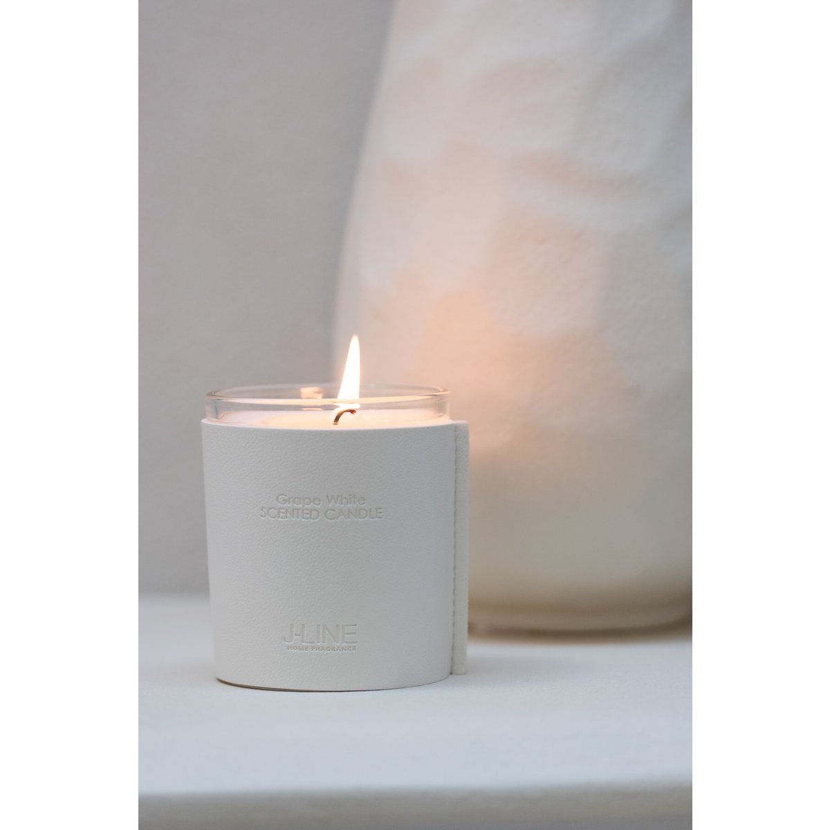 Détail du verre blanc de la bougie parfumée J-Line