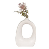 Vue latérale du vase en grès blanc, style moderne et organique
