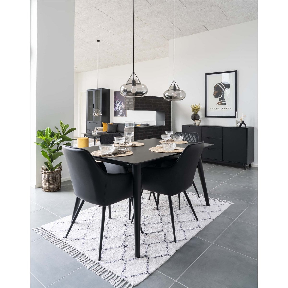 Vue latérale de la chaise Harbo montrant le motif matelassé