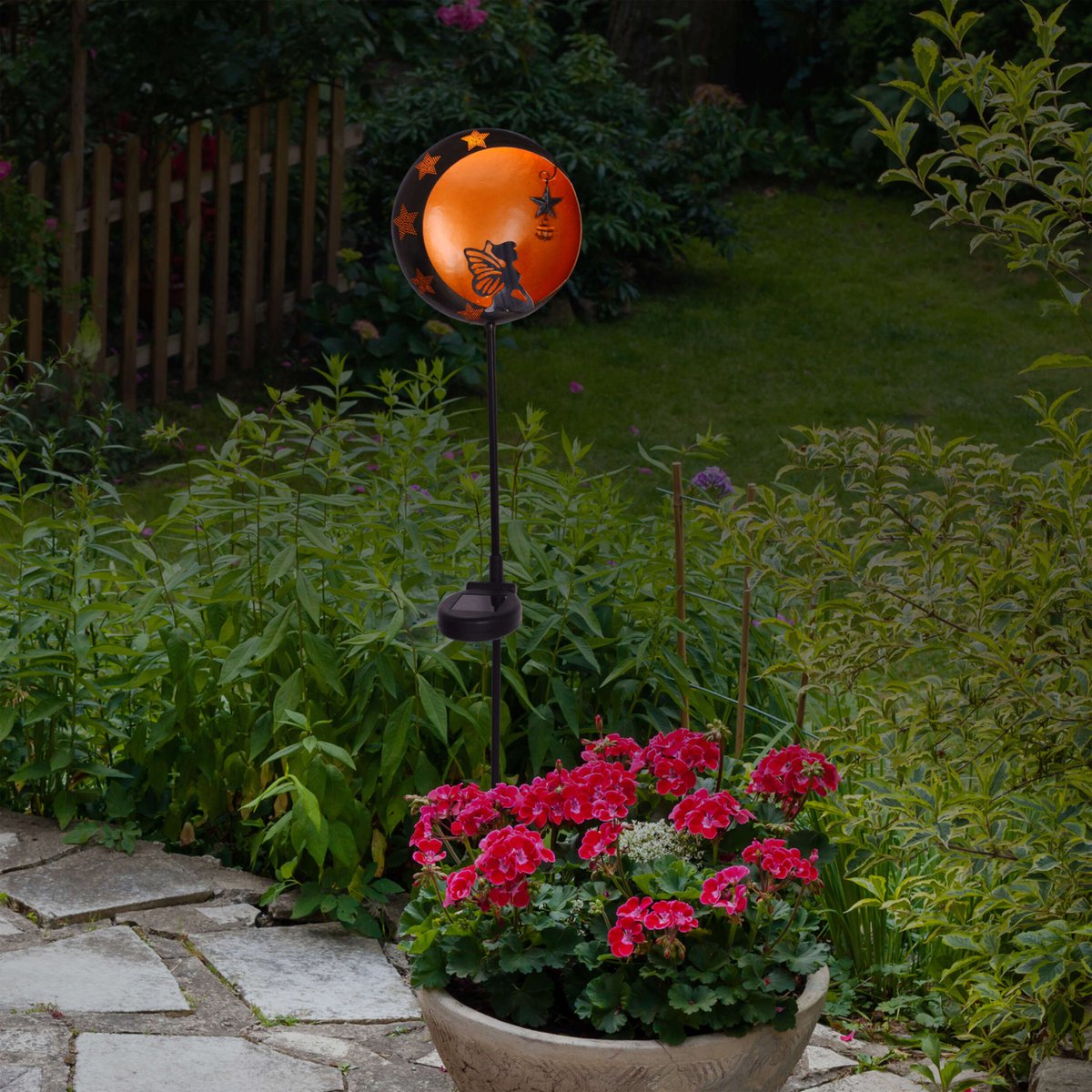 Brochette solaire Elfe illuminée dans un cadre romantique