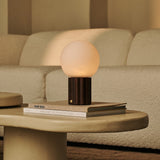 Lampe de table rechargeable en bois foncé marron