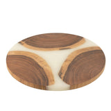 Détail de la planche à découper J-Line, mettant en valeur la texture du bois et de la résine