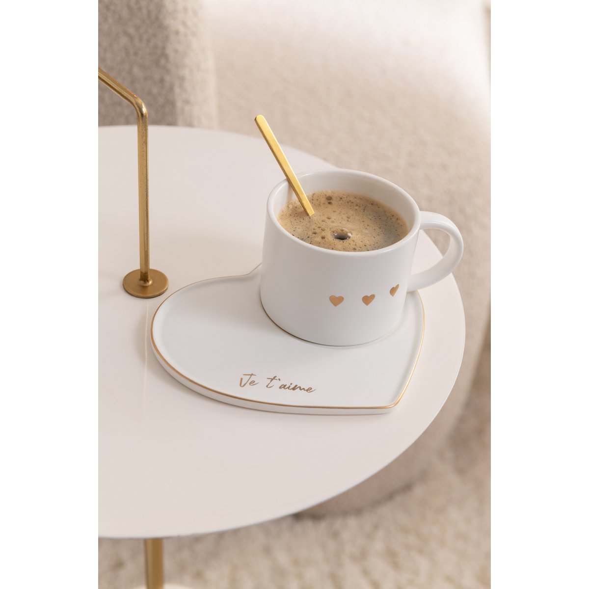 Table d'Appoint Disc J-Line sur pied, mise en scène
