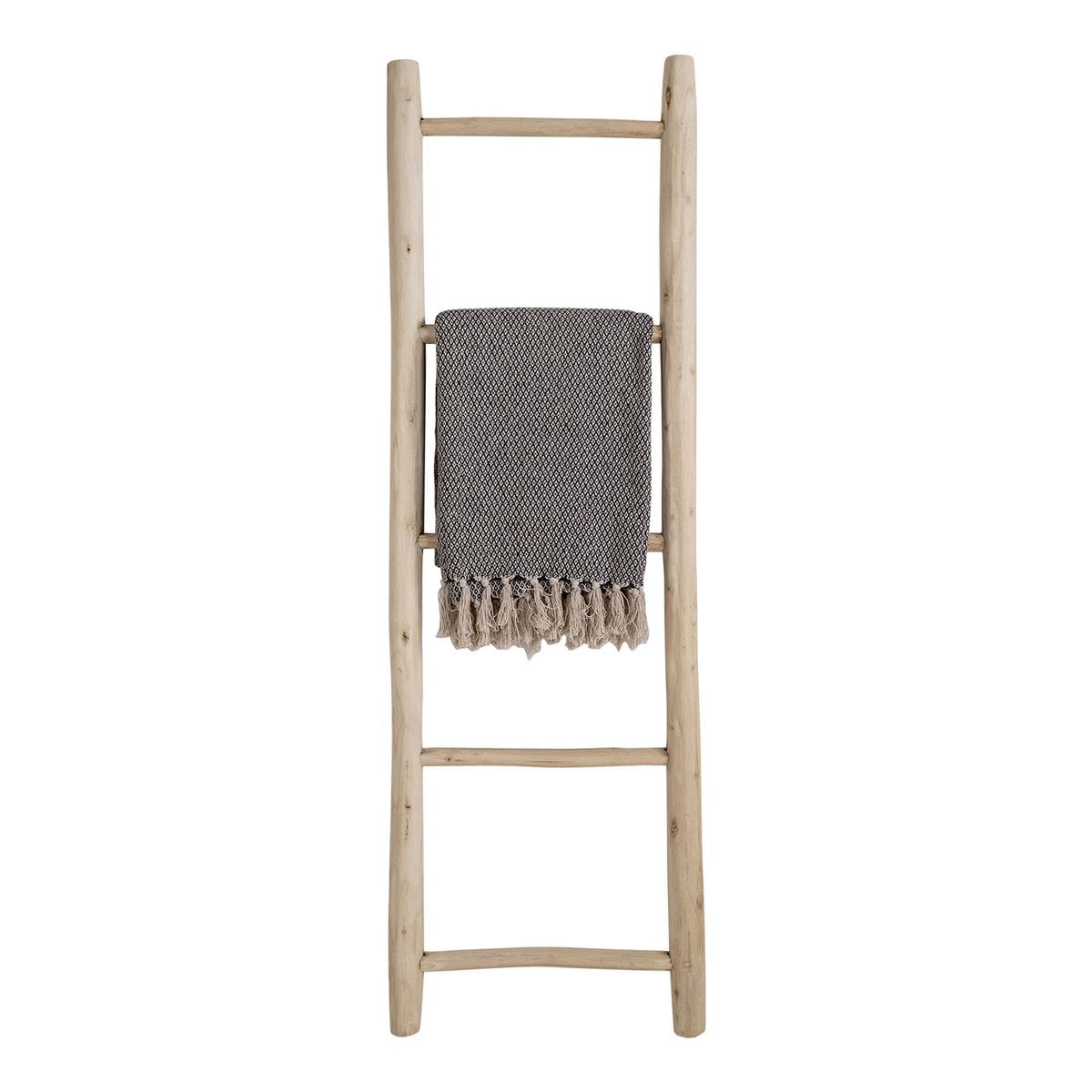 Échelle utilisée comme porte-serviettes dans une salle de bain