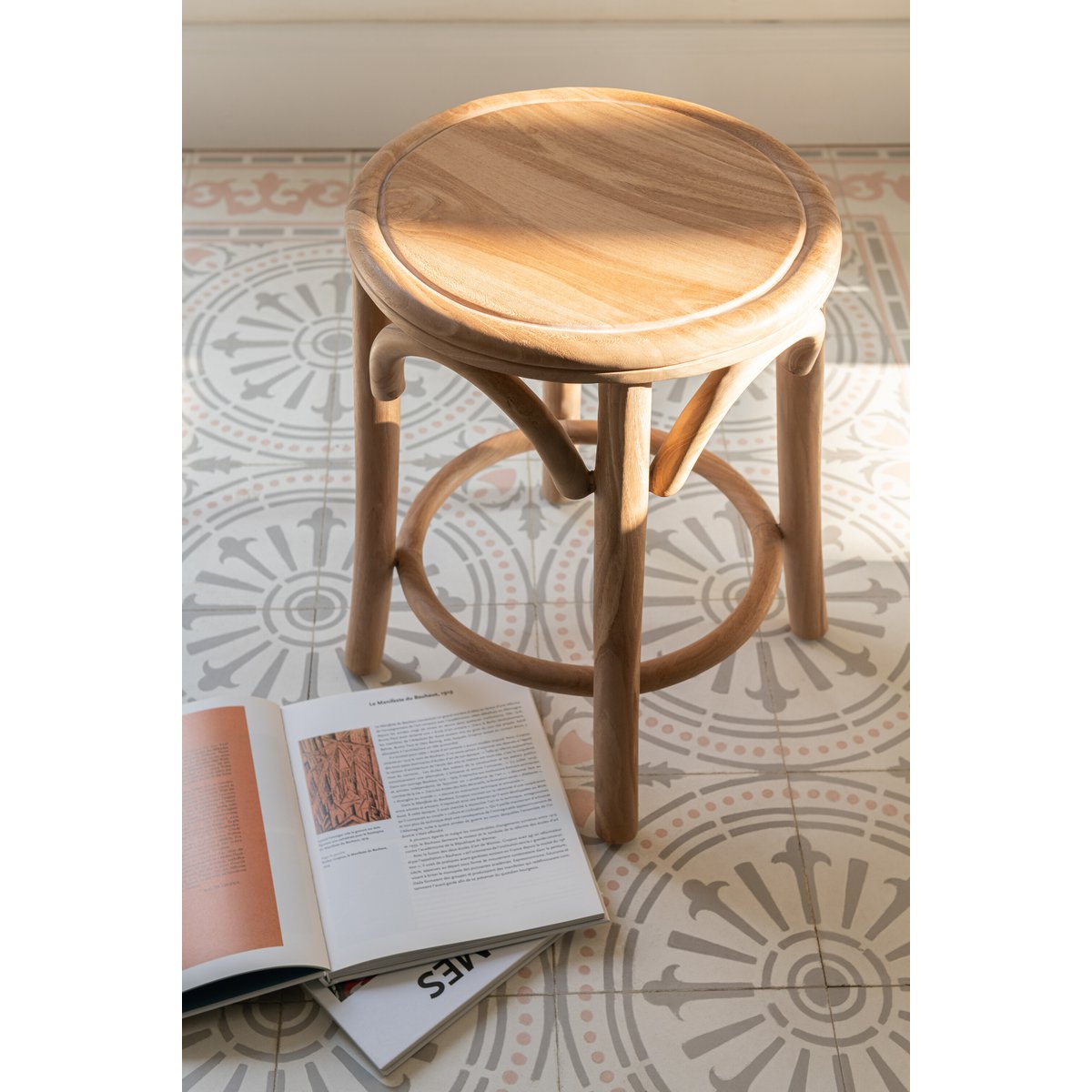 Tabouret J-Line Ali sur un sol en bois