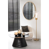 Lampadaire J-Line allumé, illuminant un salon moderne