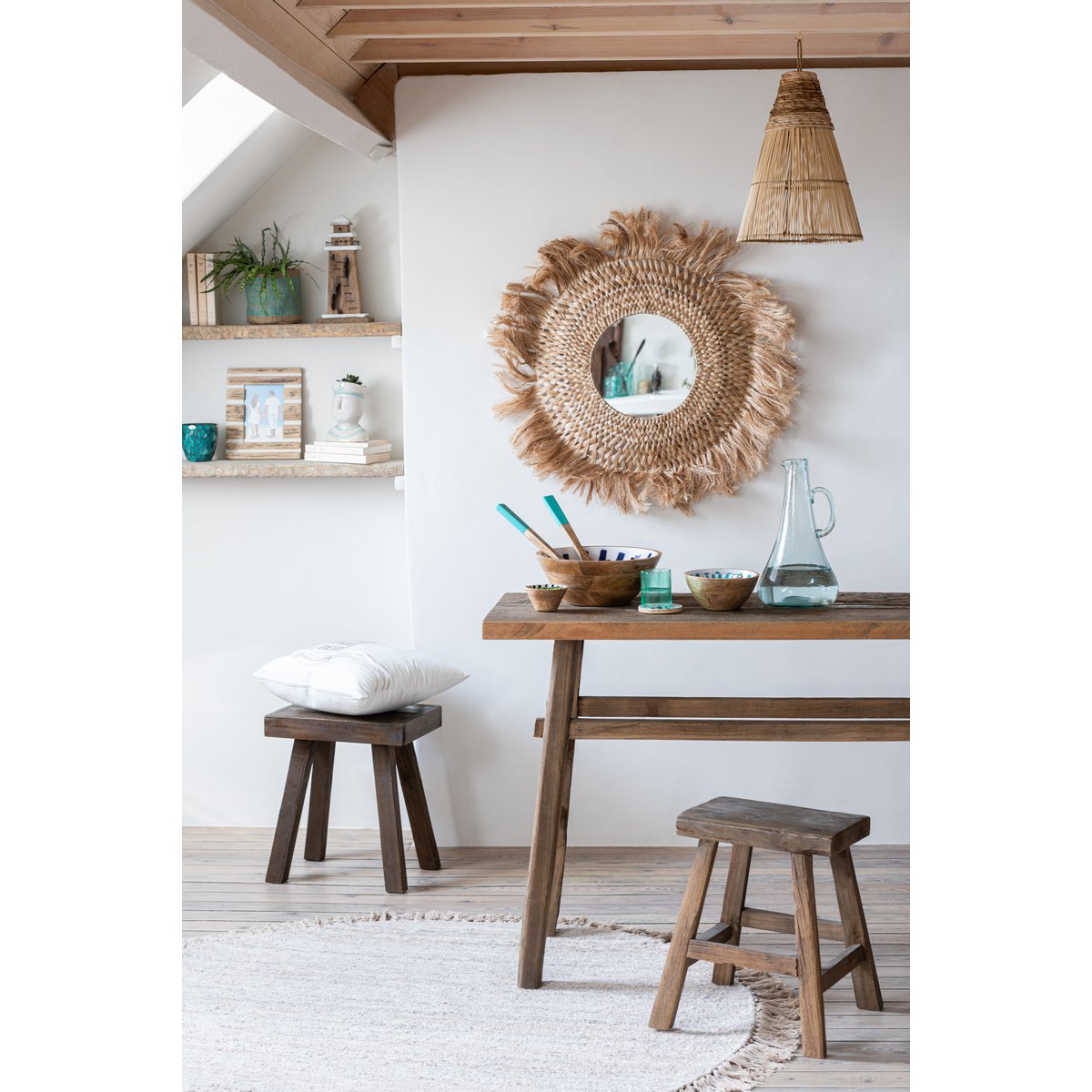 Tapis rond J-Line beige sur un parquet