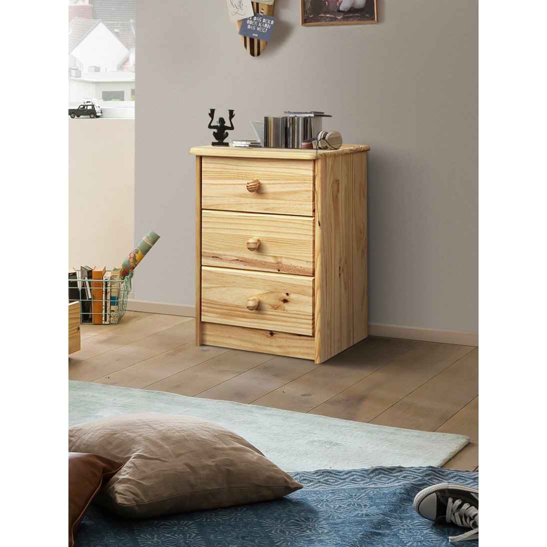 Commode en bois de pin dans un intérieur moderne