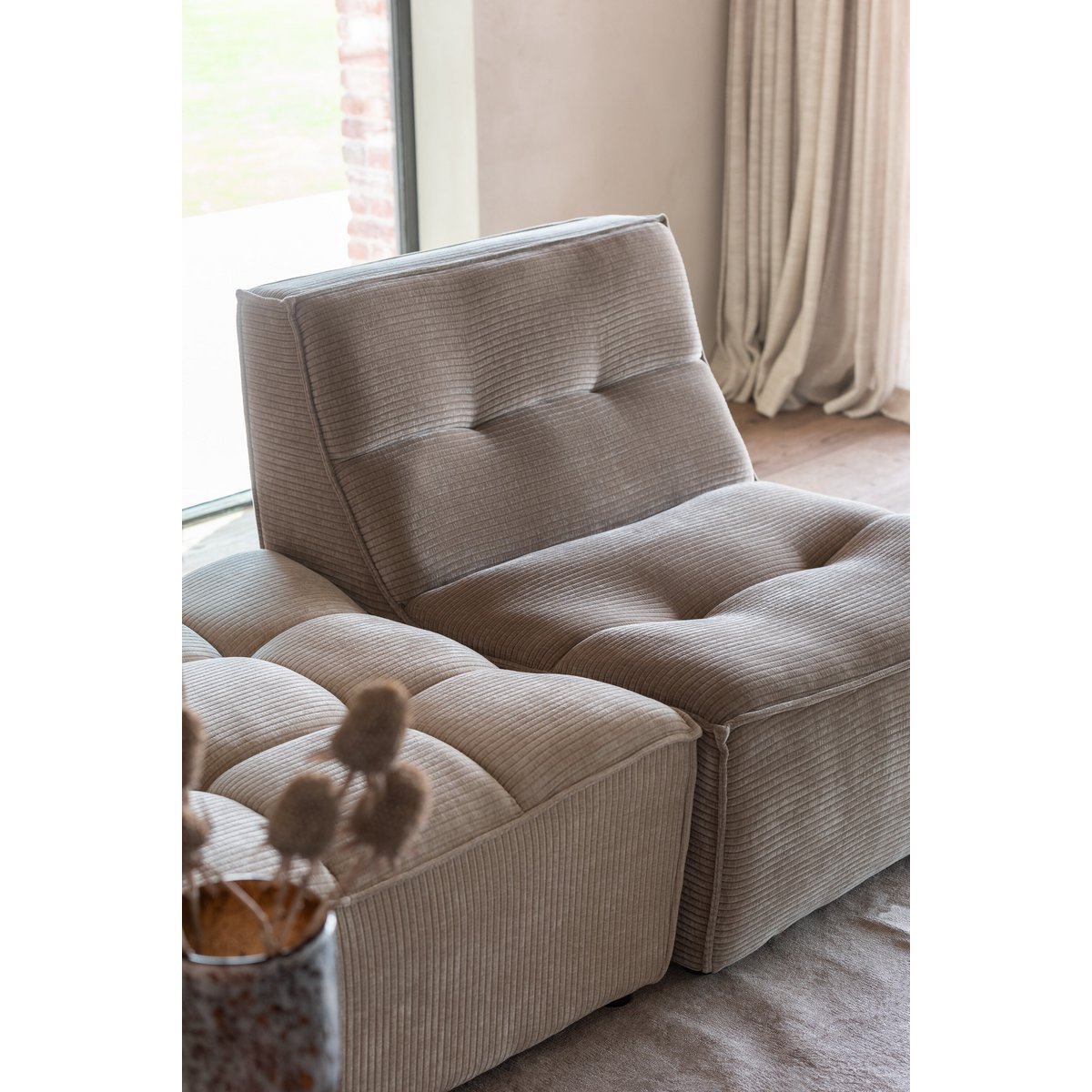 Pouf J-Line Grid, ambiance salon moderne
