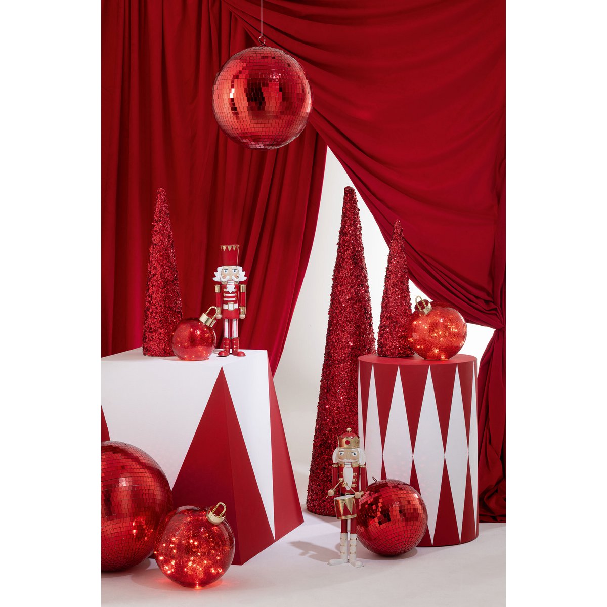 Boule de Noël J-Line en verre rouge sur sapin - vue 5
