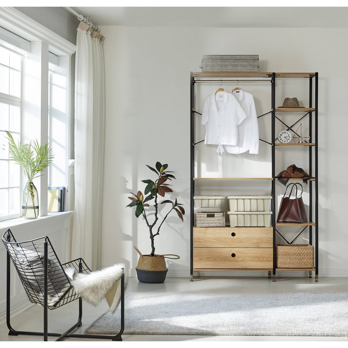 Étagère murale en métal et bois, intégrée dans un salon moderne