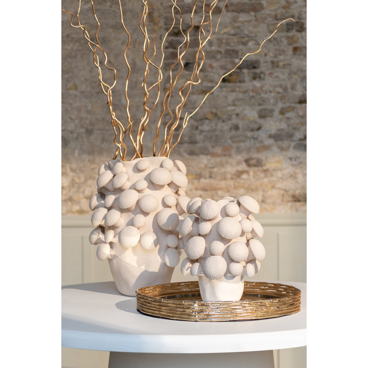 Vase J-Line Fungi en céramique beige, vue de face