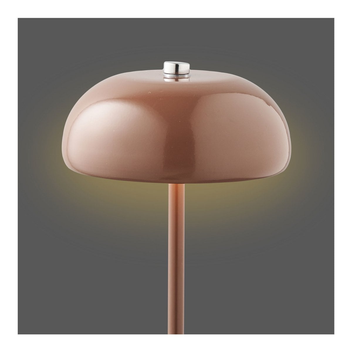 Lampe Margate avec lumière allumée sur une table