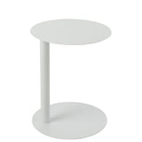 Table d'appoint J-Line ronde en métal blanc, en situation dans un salon