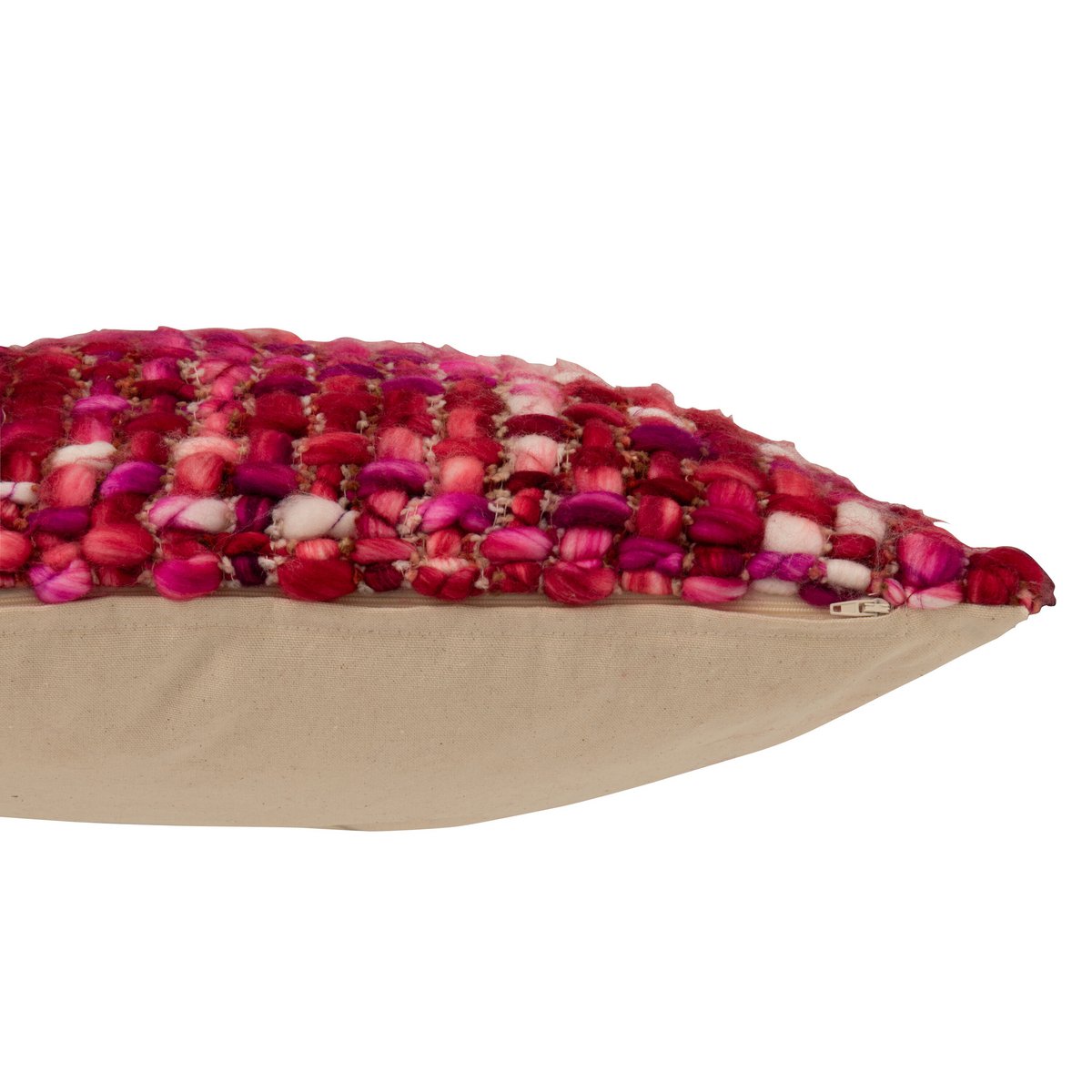 Coussin J-Line Gebreeten sur un canapé moderne, ambiance chaleureuse