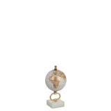 Globe J-Line sur socle en marbre blanc avec détails en métal doré, vue de face