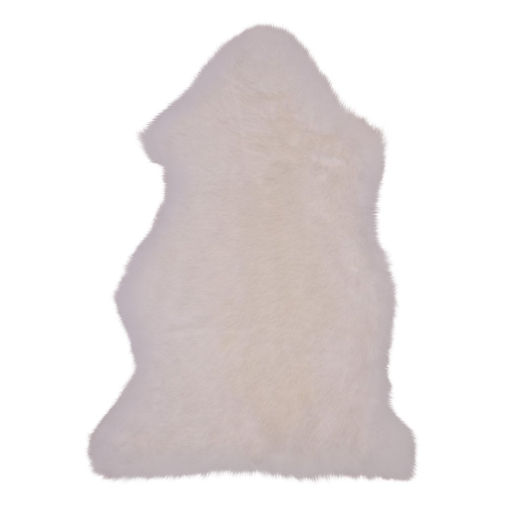 Tapis en peau d'agneau sur sol en bois, style scandinave