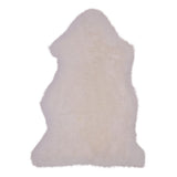 Tapis en peau d'agneau sur sol en bois, style scandinave