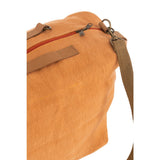 Détail de la texture en jute du sac de plage orange